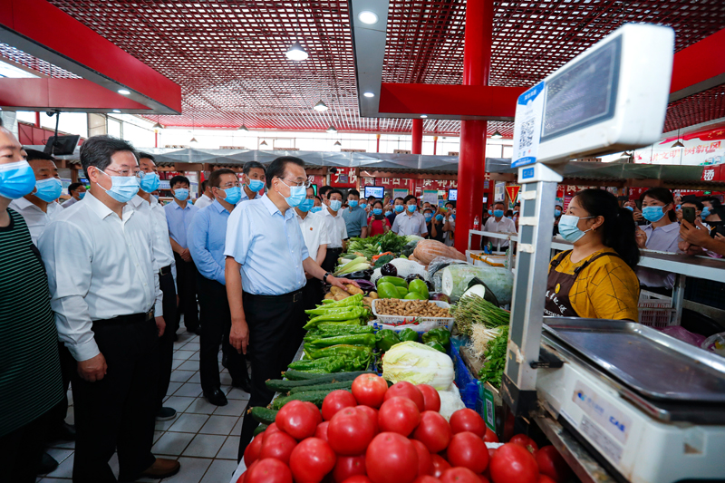 李克強鄭州考察中原中路農貿市場(圖1)